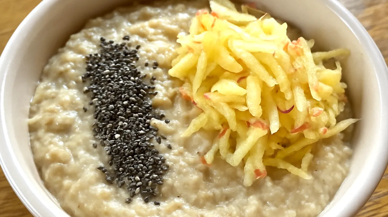 Porridge di avena con semi di chia e mela grattugiata"