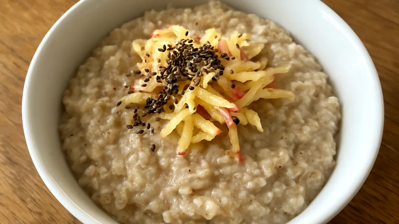 Porridge di avena con semi di chia e mela grattugiata"