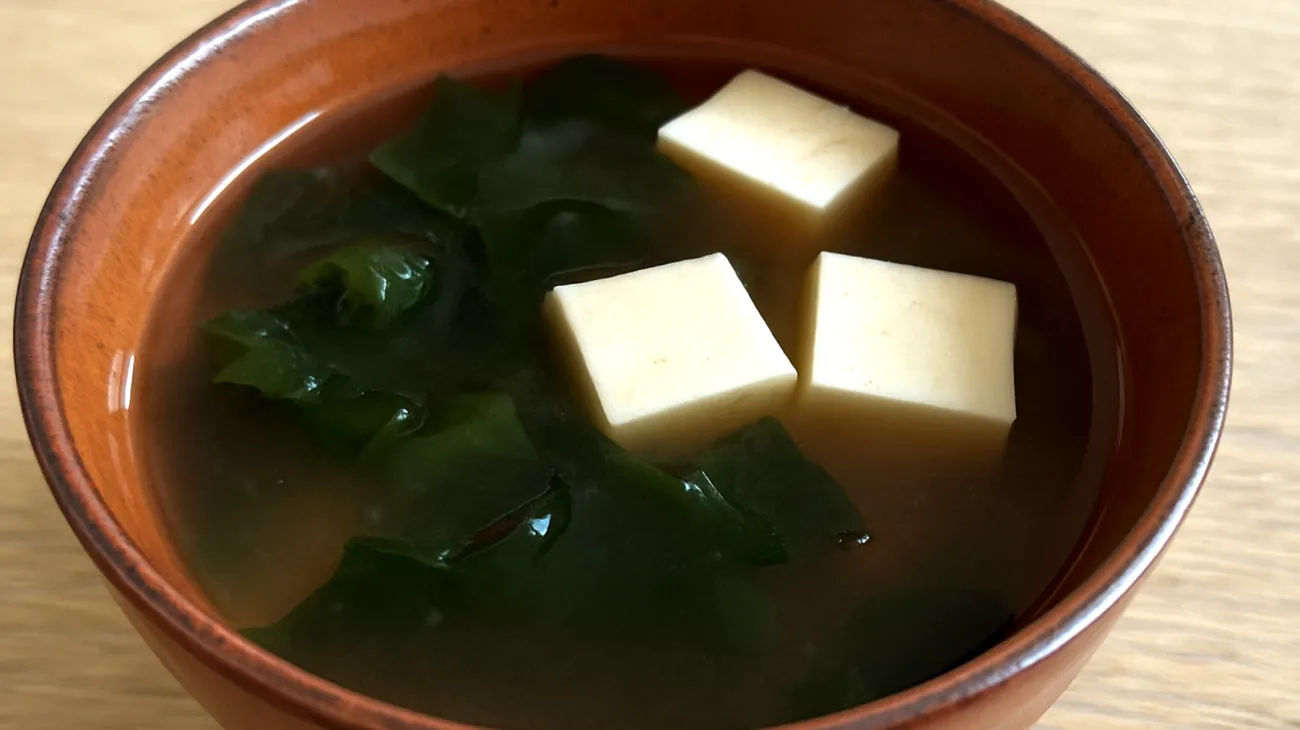 Zuppa di miso con alghe wakame e tofu"