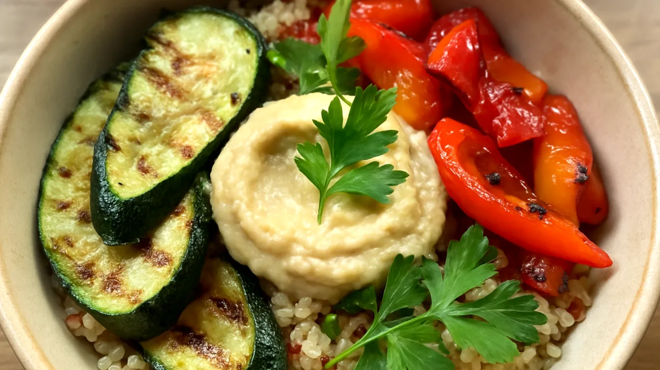 Insalata di quinoa con verdure grigliate e hummus"