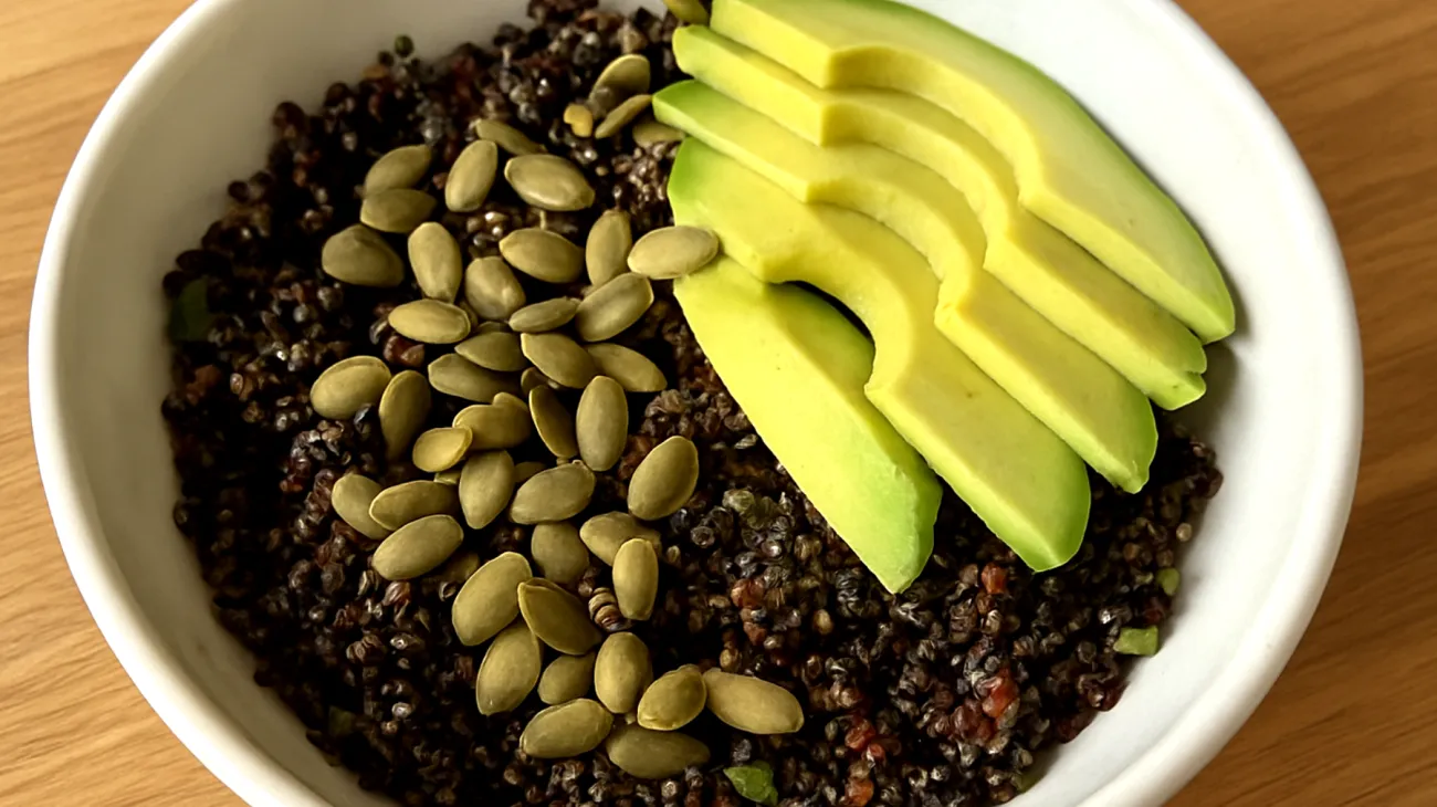 Insalata di quinoa nera con semi di zucca e avocado"
