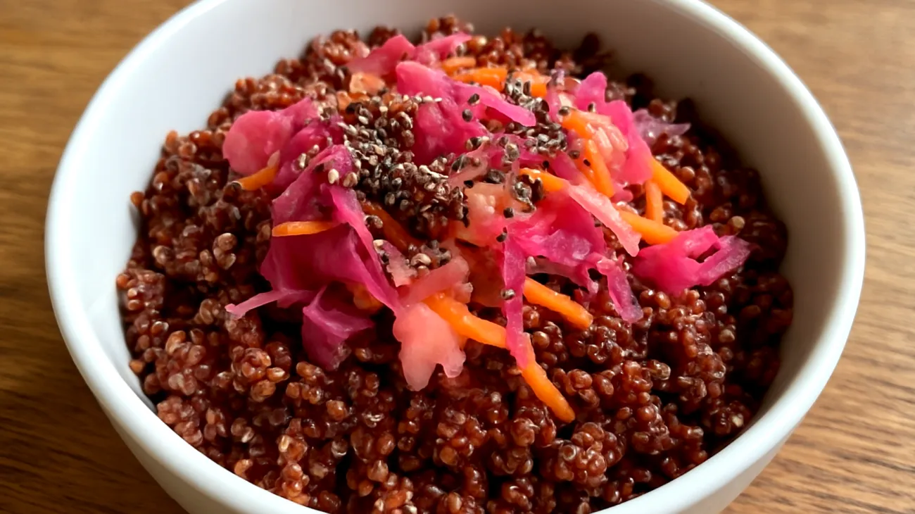 Insalata di quinoa rossa con semi di chia e verdure fermentate"