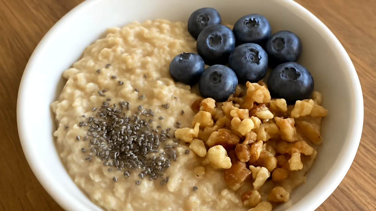 Porridge di avena con semi di chia, noci e mirtilli"
