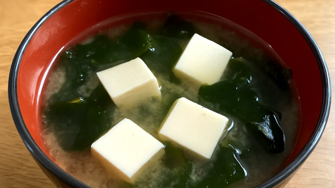 Zuppa di miso con alga wakame e tofu"