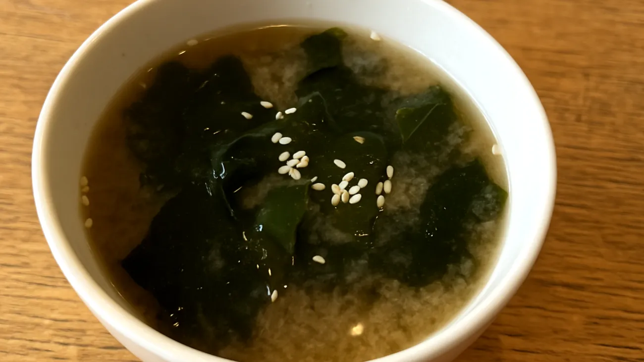 Zuppa di miso con wakame e semi di sesamo"